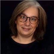 Soy fotógrafa, artista y arquitecta, con una sólida formación en educación, avalada por un máster en enseñanza para secundaria.